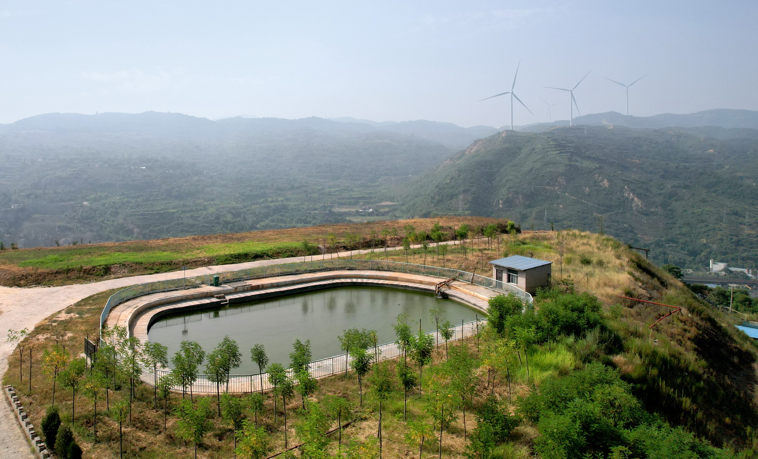 桑树坪矿地质环境恢复与综合治理后的矸石山.jpg