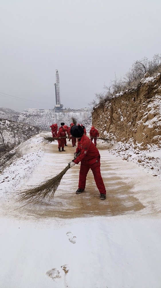 钻井分公司：冒雪奋战抢开工.jpg